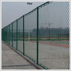 kawat harmonika digunakan sebagai pagar stadion